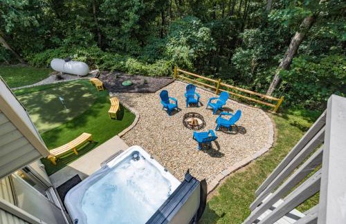 Lancaster House | Weekend Retreat Hot Tub Game Room Putt Putt