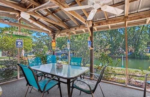 Weeki Wachee Gardens House | Weeki Mermaid Retreat - Kayaks, SUPs, Dock & Lanai