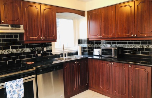 Brampton House | Welcome Home! WOW! Welcome home to this spacious and serene, comfy space for all