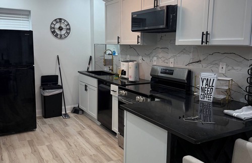 Hyde Park House | Welcome! This stylish and spacious three-story gateway