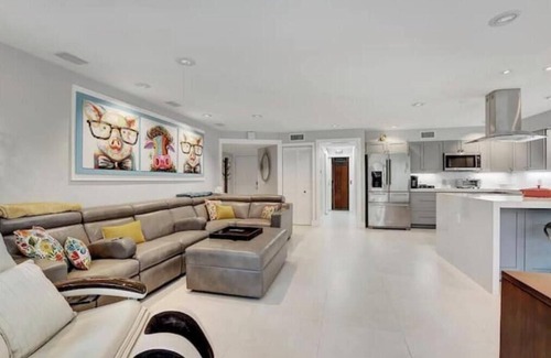 Boca Raton House | Welcome to a sleek and pristine modern home