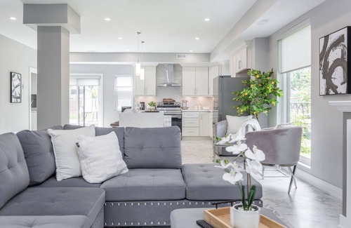 Innisfil House | Welcome to Lake House by Lis, where stunning lake views and serene sunsets await