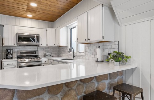 Fenwick House | Welcome to Lake Life! Your spacious WATERFRONT getaway on an all sports lake! 😍
