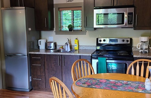 Port Renfrew Cottage | Welcome to Port Renfrew's pet friendly residence