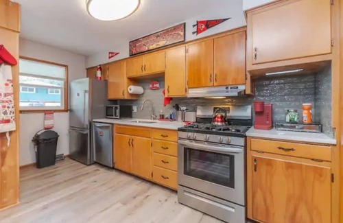 Normal House | Welcome to Redbird Ranch: Your Cozy Campus Retreat at Illinois State