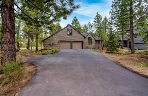 Sunriver House | Welcome to the Kinglet's Nest, Spacious property with AC SHARC, Hot-tub, Bikes, Games, Grill, Golf and Pets