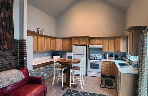 Eatonville House | Welcome to the Lakefront Bungalow~35 miles from Mt