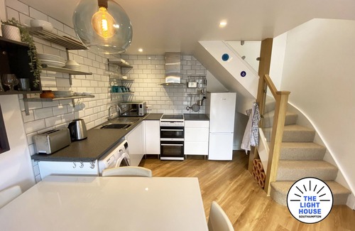 Southampton House | Welcome to The Light House a tranquil city retreat, with off road parking.