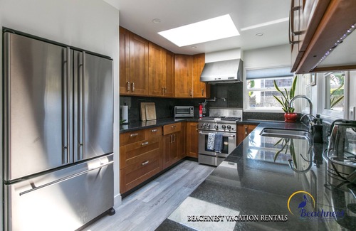 Opal Cliffs House | Welcome to the Wave House in Pleasure Point. Oceanview. Pets Considered. Hot Tub.