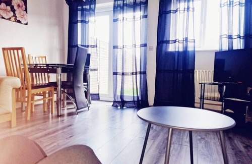 Laindon House | Welcoming 2-bedroom home with free WI-FI & Parking