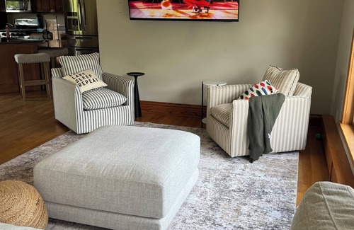 Farwell House | Welcoming 4-bedroom lake house ON THE GOLF COURSE with WiFi in Alexandria