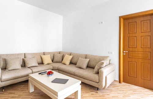 Lezhe Apartment | Welcoming AC one-bedroom with veranda - Dodo et Tartine
