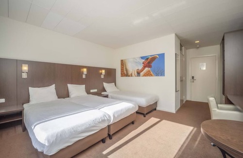 Waalwijk Hotel | Welcoming Ambiance & Natural Beauty: 3 Family-Friendly Rooms Near Efteling Park