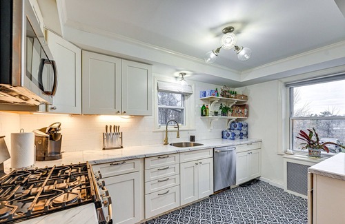 Glen Cove House | Welcoming Glen Cove Home ~ 1 Mi to Public Beach!