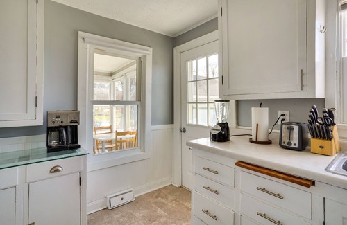 Mound Apartment | Welcoming Lakefront Mound Apartment w/Fire Pit!