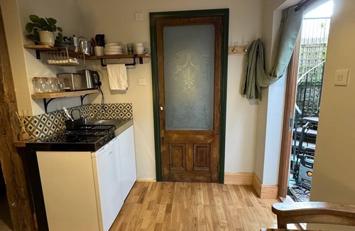 Southwick Apartment | Welcoming studio with WiFi in vibrant Brighton and Hove