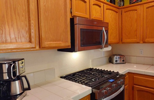 Elk Grove House | Well Appointed 2 Bedroom with Home Office in Elk Grove
