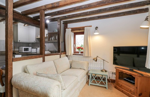 Longborough Cottage | WELL COTTAGE, pet friendly, with a garden in Moreton-In-Marsh