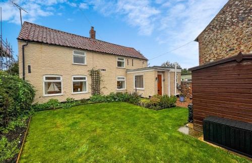 Ringstead House | Well Furnished Holiday Cottage In The Heart Of Docking, Norfolk Ref 99009Ht
