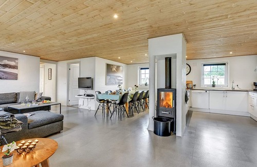 Klegod House | Well-kept thatched-roof vacation home with pool