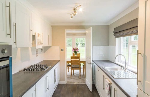 Hutton Rudby Ski Chalet | Well presented luxury lodge with two doubles, one with en suite shower.