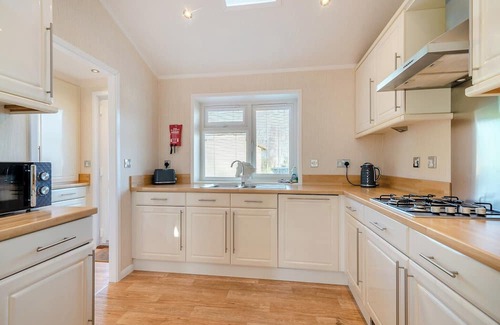 Hutton Rudby Ski Chalet | Well presented luxury lodge with two doubles, one with en suite shower.