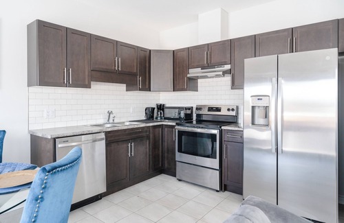 Welland House | Welland’s Modern & Stylish 3-Bedroom Townhouse Near Niagara Falls