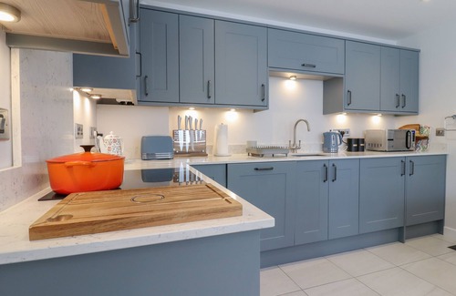 Littleport Cottage | WELLINGTON COTTAGE, family friendly, with a garden in Littleport