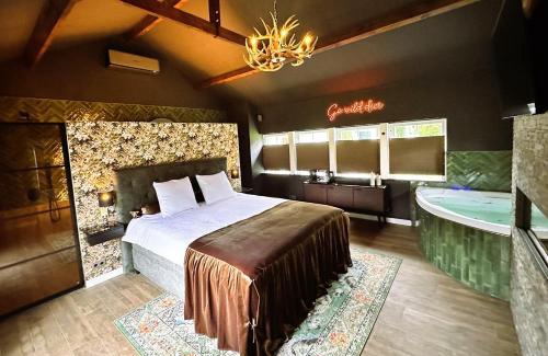 Municipality of Horst aan de Maas Cabin | Wellness Tuin - Ultieme Partner Beleving - St Hubertus Suite met Jacuzzi ,Openhaard, Privé Hottub en Privé Sauna in Jachthut stijl
