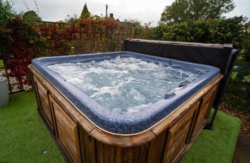 Overton-on-dee House | Welsh Cottage with Hot Tub - Jubilee House