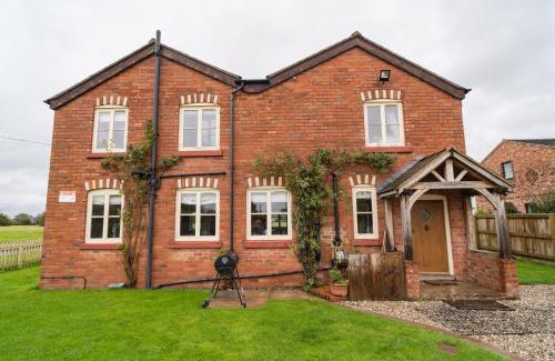 Overton-on-dee House | Welsh Cottage with Hot Tub - Jubilee House