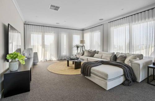 Werribee Villa | Werribee Gem Luxe Home Family Getaway 6Bed Netflix
