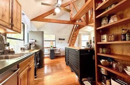 Austin Lake Estates House | West Austin Light-filled Retreat