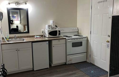 Pincher Creek Hotel | West Castle Motel