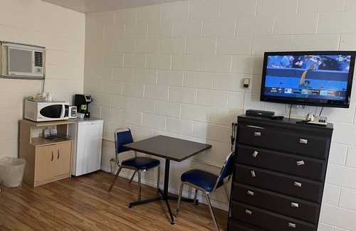 Pincher Creek Hotel | West Castle Motel