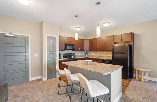West Des Moines Apartment | West Des Moines- Garage Gym Pool Jordan Creek