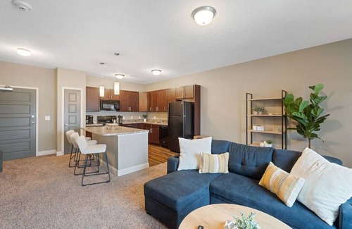 West Des Moines Apartment | West Des Moines- Garage, Gym, Pool, Jordan Creek