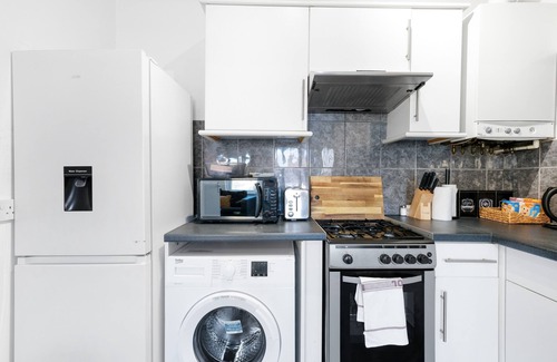 West Ealing Apartment | West Ealing Serviced Apartment A - 2 Bedroom 2 Bath Parking Near Station