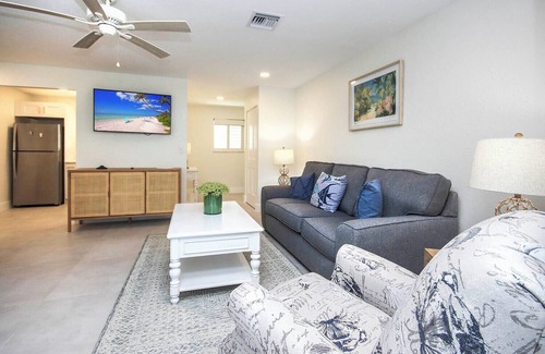 Tradewinds Cottage | West End Paradise Unit 3 Fish 6 - One bedroom suite w/water views