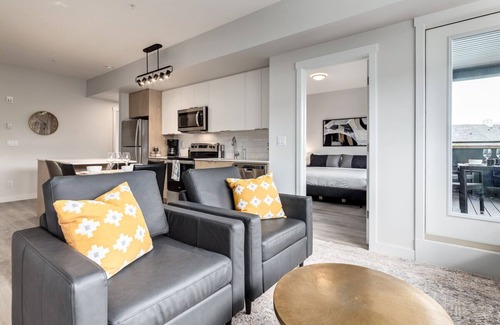 Marda Loop Apartment | West Facing w/ 2 King Beds, Great For Families