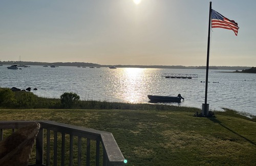 Fairhaven Cottage | West Island Waterfront Cottage
