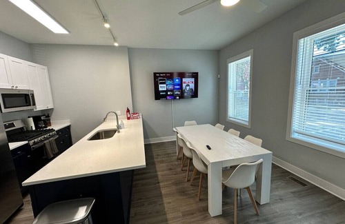 Heart of Chicago Condo | West Pilsen Hideaway