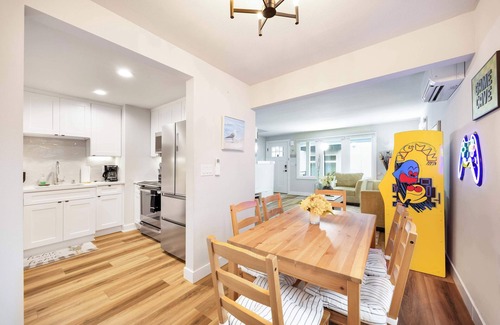 North Admiral House | West Seattle Retreat w/3 AC - Near Alki Beach