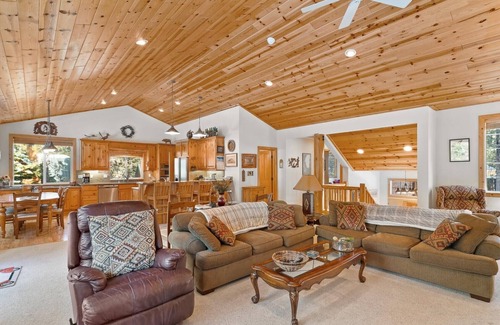 McKinney Estates Cabin | West Shore's Secret - Newer Build; Spacious Family Home - "Cascade Woods"