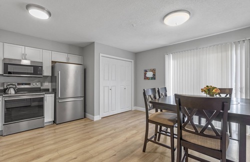 Springfield Apartment | West Side Cozy Home II. Pet friendly!