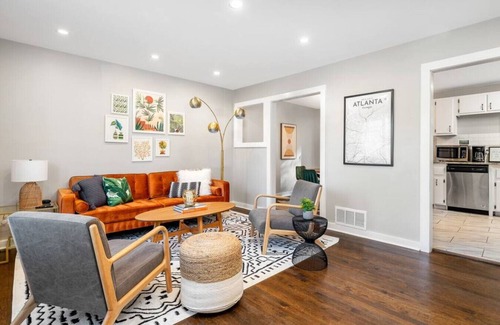 Collier Heights House | West Side Family-Friendly Modern Haven - Sleeps 12