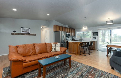 Westbrook Meadows House | West Side on Road to Mountain & Biking │Hot Tub │Tucked in the Pines