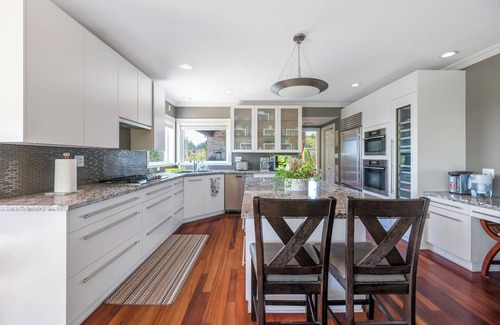West Vancouver Villa | West Vancouver luxurious getaway w/indoor swimming pool