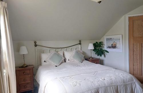 Bishopston House | West Wing at The Swallows - Kingsize Ensuite Bedroom and Private Garden