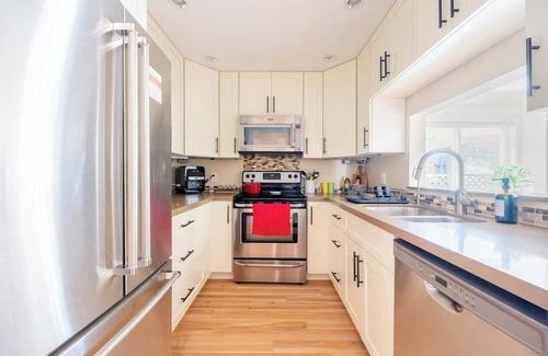 Upper Lonsdale House | WestCoast Garden Suite | 1 Bedroom | Private | Quiet | Central | Modern